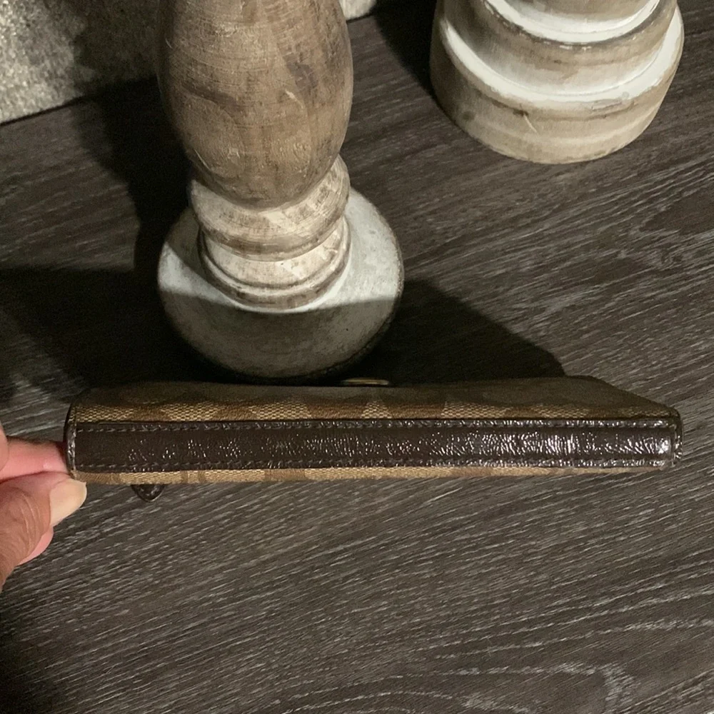 Authentic  Signature Coach Wallet NWOT - Picture 9 of 10